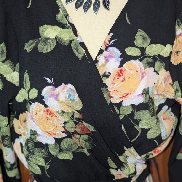 Fashion‎ Nova Black Floral Wrap Blouse - Picture 2 of 13